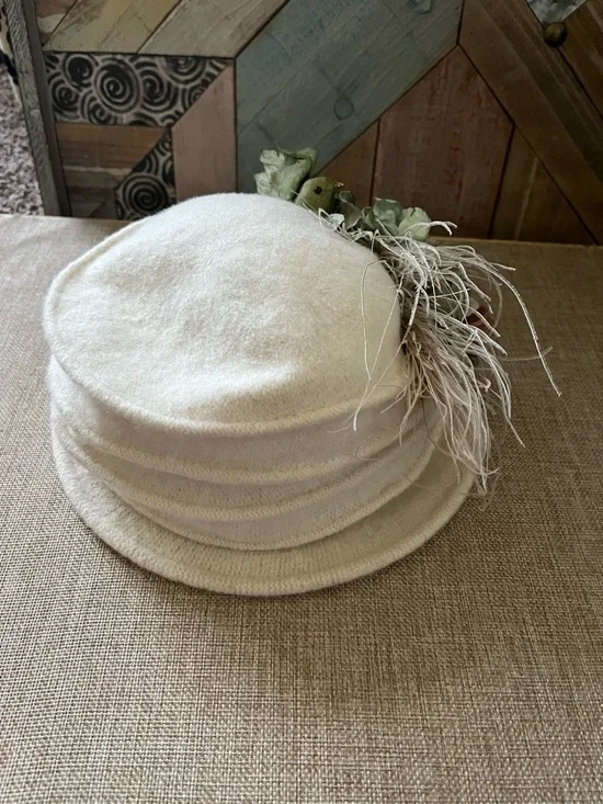 Cream Felt Cloche Hat with Floral Trim - Picture 4 of 9